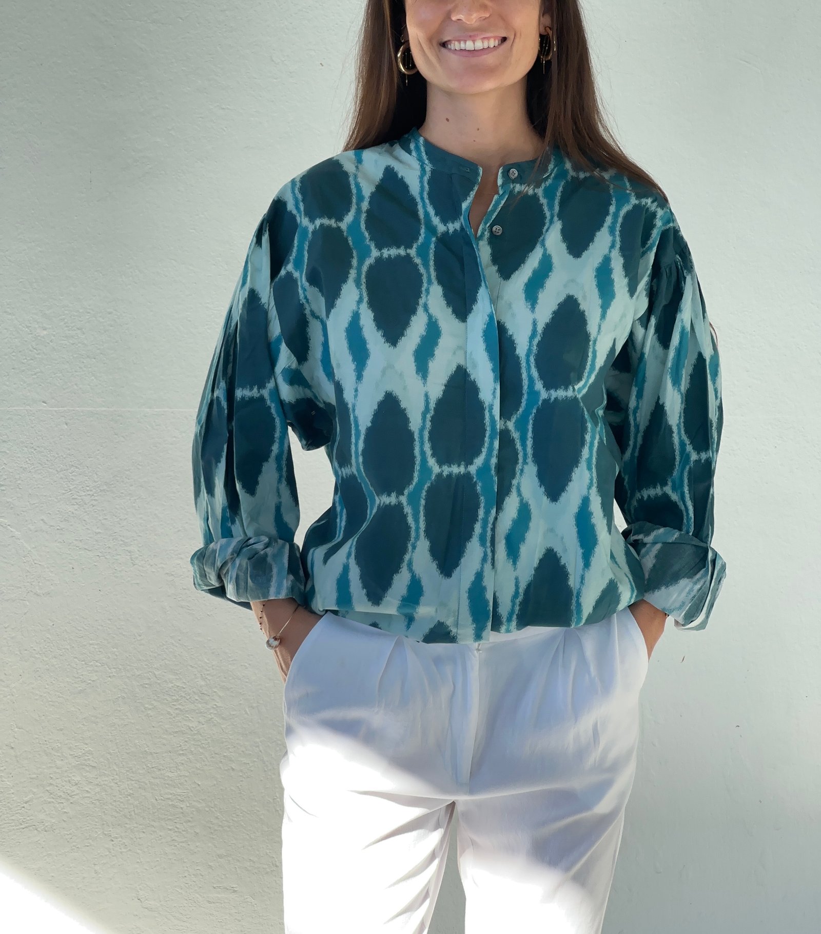 Blouse Ikat V de Vinster adaptée au climat tropical de La Réunion